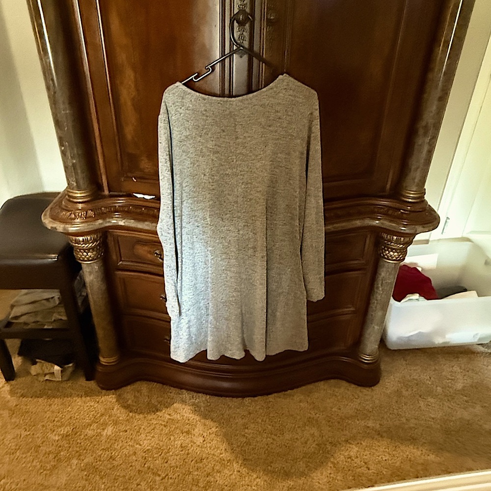 Cream tunic type top, no flaws , looks great with leggingss